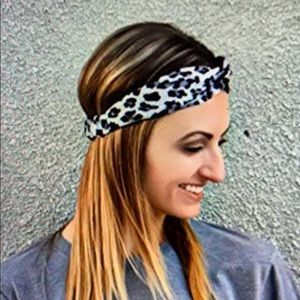 2 for $10💛NWOT Silver Cheetah Knotted Headband
